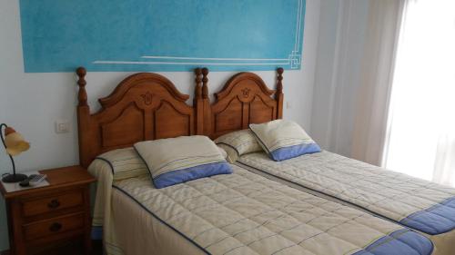 EspejónHotel Brezales的一间卧室配有两张带枕头的床。