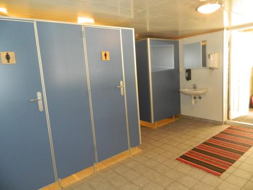 艾菲约德埃德福德海特度假屋的浴室设有蓝色门和水槽