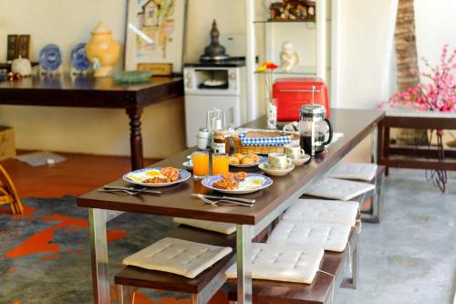 马六甲卡苏格利亚荷兰风情1810号住宿加早餐旅馆的厨房里一张带食物盘的桌子