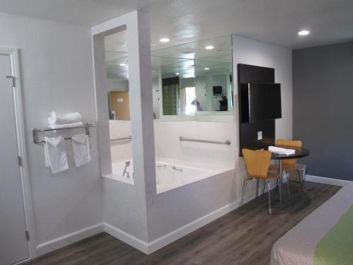 克莱蒙特克莱尔蒙特旅馆 的一间带浴缸和大镜子的浴室