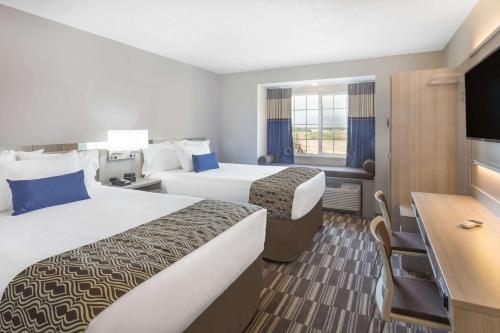 Microtel Inn & Suites by Wyndham Springville客房内的一张或多张床位