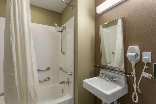 迈诺特温迈诺特麦克罗套房酒店的带淋浴、盥洗盆和镜子的浴室