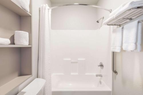 斯威特沃特Microtel Inn & Suites by Wyndham Sweetwater的带淋浴和卫生间的白色浴室