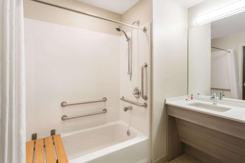 Microtel Inn & Suites by Wyndham Springville的一间浴室