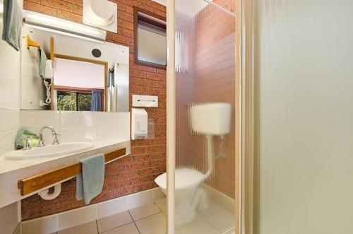 波特兰捕鲸者休闲汽车旅馆的一间带水槽、卫生间和镜子的浴室