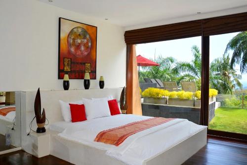 圣吉吉怡峰园酒店的卧室设有白色的床和大窗户