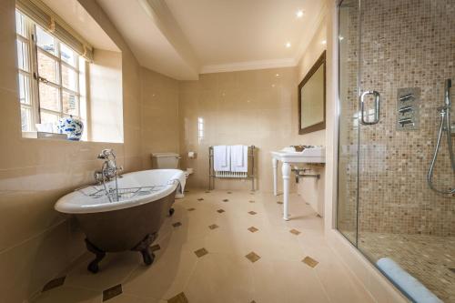 吉伦格雷沃思&谢若克斯酒店的带浴缸、淋浴和盥洗盆的浴室