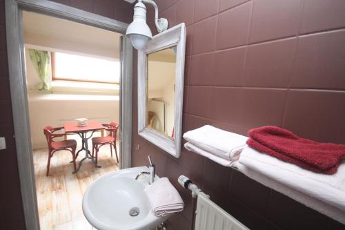 杜柏Comme à la Ferme的一间带水槽、镜子和桌子的浴室