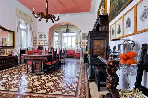 罗马多莫斯莫纳米豪华套房旅馆的一间带桌椅的用餐室