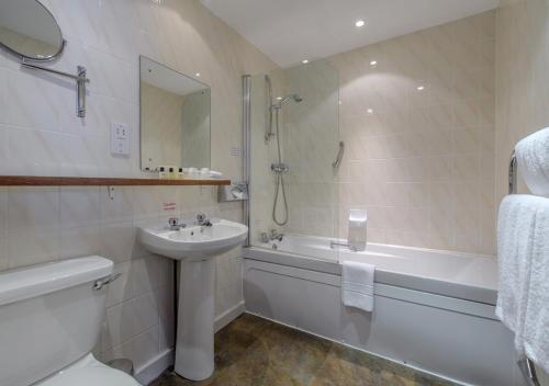 阿伯丁艾特豪酒店的浴室配有盥洗盆、卫生间和浴缸。