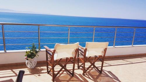 科帕罗洛瑞别墅 的两把椅子坐在一个俯瞰着大海的阳台