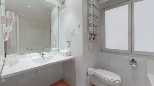 奥尔什丁沃明斯基酒店及会议中心的白色的浴室设有卫生间和水槽。