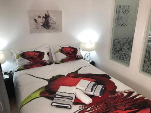 巴尼亚科维利亚查Apartman Jezdić的一间卧室,床上有红色玫瑰