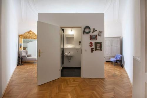 维也纳博物馆膳食公寓酒店的走廊设有通往客厅的门