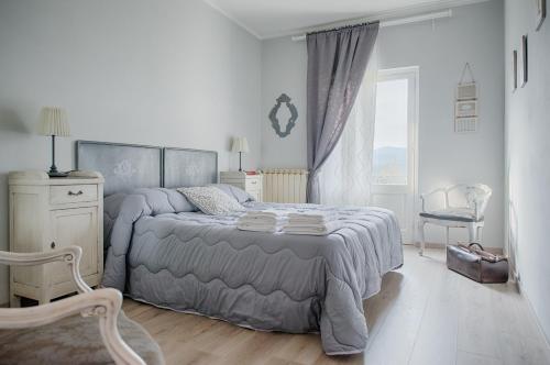 加维Treinin Guest Rooms的卧室配有床、椅子和窗户。