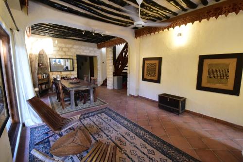 马特姆维塔马尼别墅酒店的一间客厅,配有桌子和瓷砖地板