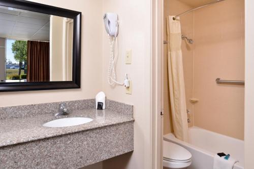 西门罗西门罗美国最有价值旅馆的一间带水槽和淋浴的浴室以及一部电话