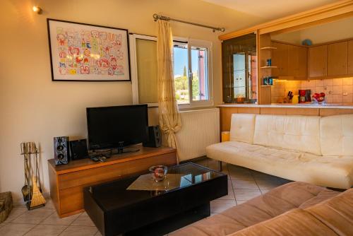 劳德哈塔Ioannis House Sea View的带沙发和电视的客厅