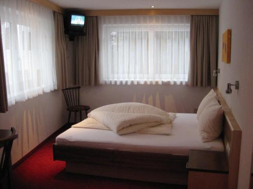 卡普尔Apart Kathrin的窗户的酒店客房内的一张床位