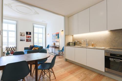 里斯本Bacalhoeiros 99 - Beautiful and bright Apartment @ Baixa, Chiado的厨房以及带桌椅的起居室。