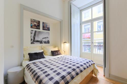里斯本Bacalhoeiros 99 - Beautiful and bright Apartment @ Baixa, Chiado的一间卧室配有一张带两个枕头的可调节床