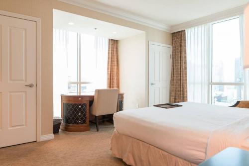 拉斯维加斯真正一卧室套房公寓式酒店 - 享有MGM招牌及大道的美景的酒店客房设有一张床、一张书桌和窗户。