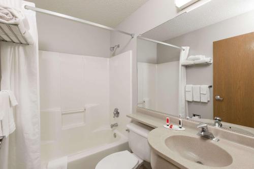 苏福尔斯温德姆麦克罗特套房酒店的一间浴室