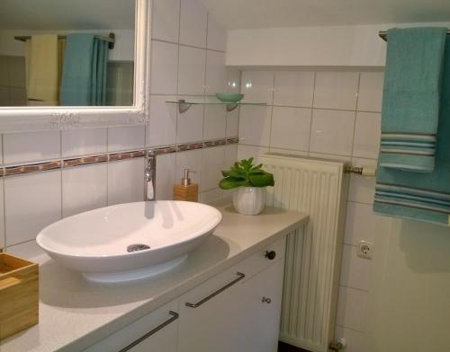 伊布斯河畔魏德霍芬Appartement Kohlnberger的浴室设有白色水槽和镜子