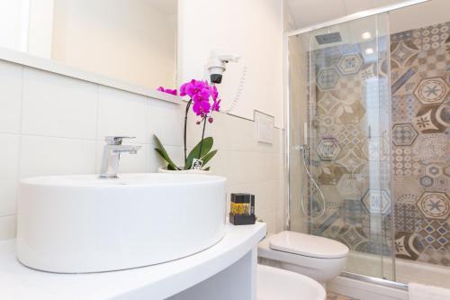 索伦托索伦托里沃利酒店的一间带水槽、卫生间和淋浴的浴室