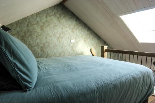 VierlingsbeekB&B Perron 22的阁楼卧室配有床