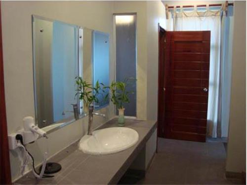 Pailin记忆宫度假酒店的一间带水槽和镜子的浴室