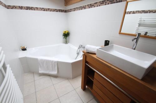 莫尔济讷Aiglon Morzine的白色的浴室设有浴缸和水槽。