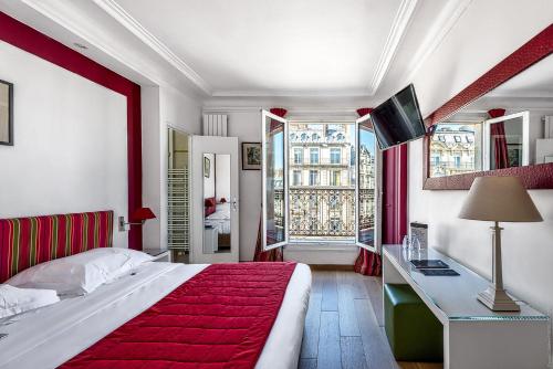 巴黎公园之星酒店的一间卧室配有一张带红色毯子的大床