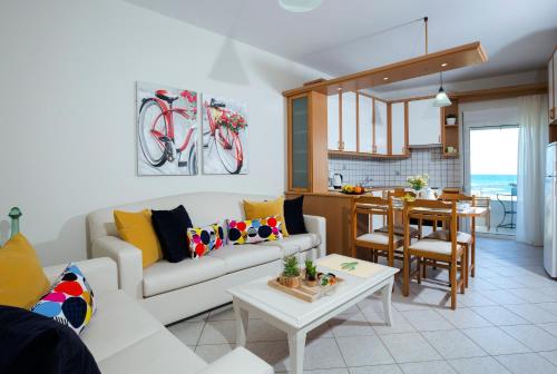基萨莫斯Sea Daffodil apartments的客厅配有沙发和桌子