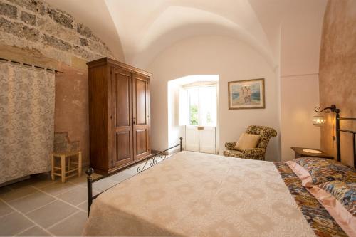 库特罗菲安诺La Foresteria dell'Astore的一间卧室设有一张床和一个窗口