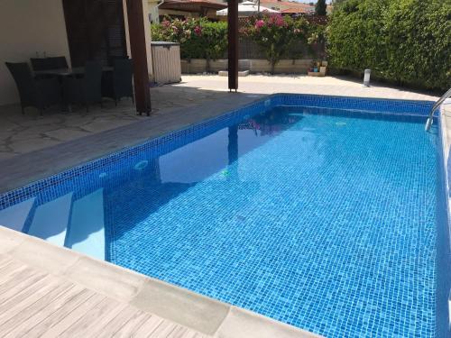 皮斯索里Giorgio Vacation House的蓝色瓷砖的游泳池