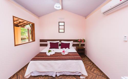 皮雷诺波利斯CT Vila Raiza Goulão的一间卧室设有一张床和一个窗口