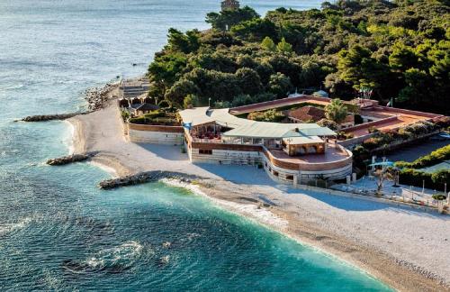 安科纳福缇诺那波里昂义科酒店的海滩上的度假村的空中景观