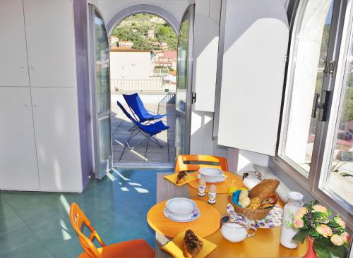 韦内雷港Terrazza Bello的一间带桌椅的用餐室和一个阳台
