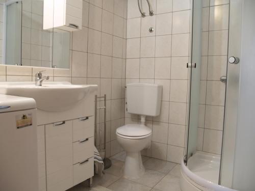 乌格连Apartment Vito的浴室配有卫生间、盥洗盆和淋浴。