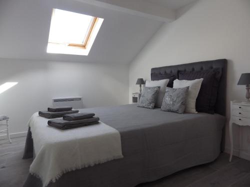 凡尔赛Les Tournelles的白色卧室设有一张大床和窗户