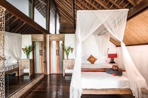 坎古Villa Puri Burung的一间卧室配有两张带蚊帐的床