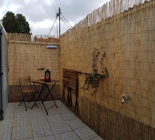 加亚新城O Ninho的一个带桌子和围栏的庭院