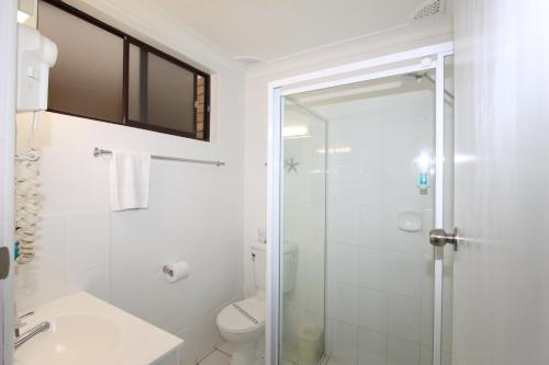 科夫斯港斗牛士汽车旅馆的带淋浴、盥洗盆和卫生间的浴室