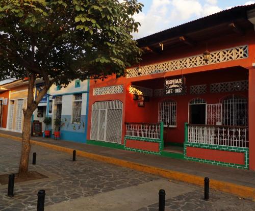 格拉纳达Hospedaje y Cafe Ruiz的一座色彩缤纷的建筑,前面有一棵树