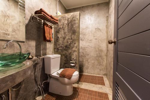 普吉镇纳暹罗旅馆的一间带卫生间和水槽的浴室