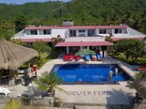 瑟克通银蕨海滩度假酒店的享有带游泳池的度假村的空中景致