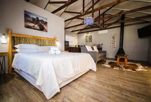 塔尔巴赫思考游客农家乐的卧室配有一张白色的大床和一张沙发。
