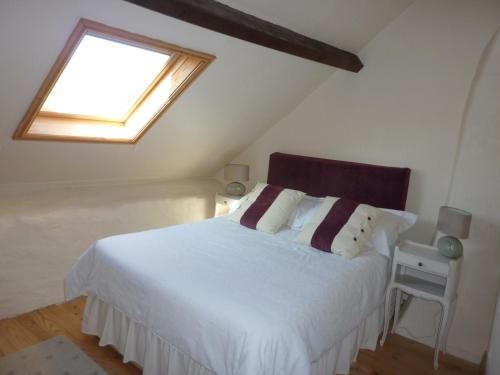 ChézellesLavender Cottage的卧室配有白色的床和窗户。