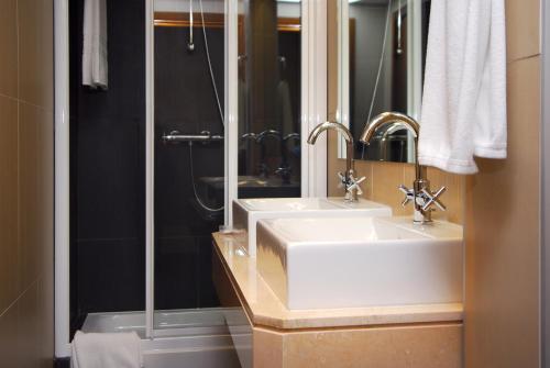 则卡多瓦广场多莫斯酒店的一间浴室